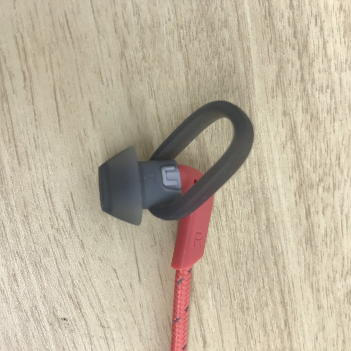 myheadset_jp's tweet photo. BackBeat FIT 305 のイヤーチップの輪の部分は耳のくぼみにフィットするようにできているのですが、どうしても耳からすぐに外れるという方は 輪を 曲げたり 寄せたり ひねったり すればフィットするかもしれません。お試しください。
すぐに外れるのは心の素直な方なのかも。
#BackBeatFIT305 https://t.co/mjgSpvBxmz