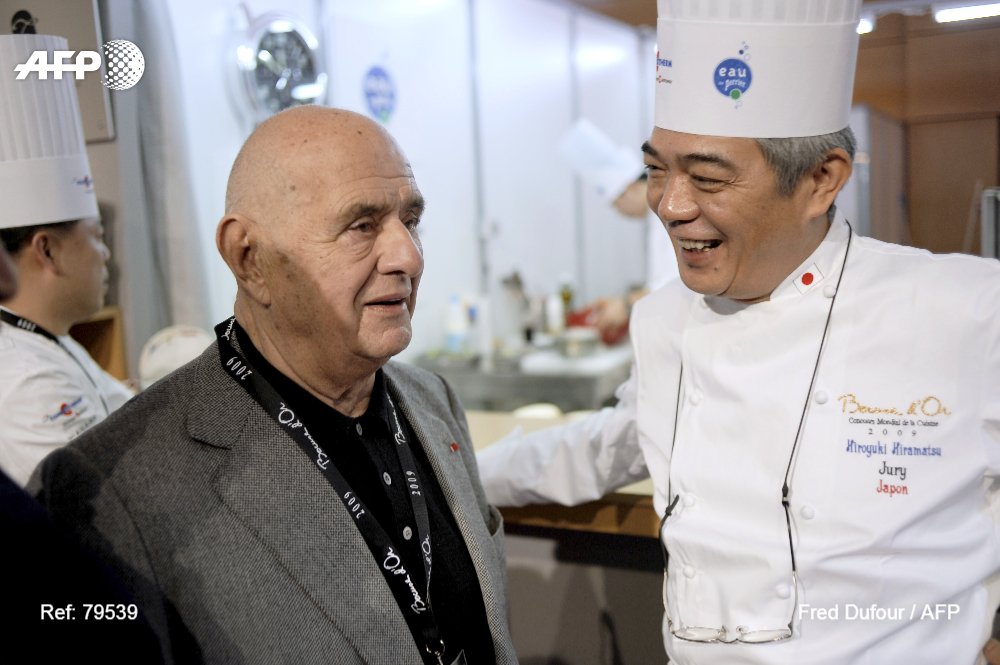 afpfr's tweet photo. Dans une brasserie Bocuse au Japon, les chefs pleurent "un dieu" https://t.co/BFagJeicpH par @Ursula_Hyzy #AFP https://t.co/aiupL9X9Hk