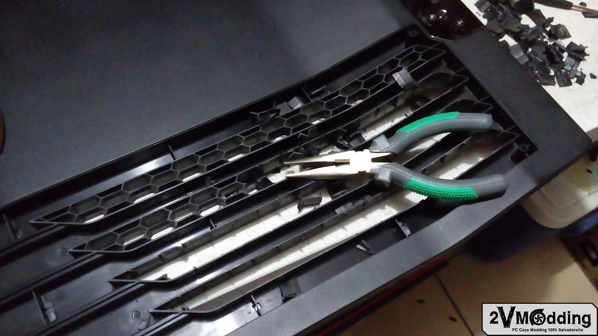 svmodding's tweet photo. Nada como "remover" las rejas del panle lateral de un #ComosII para lidiar con el estrés de la semana!!! #Modding https://t.co/wd2t9U1ksq