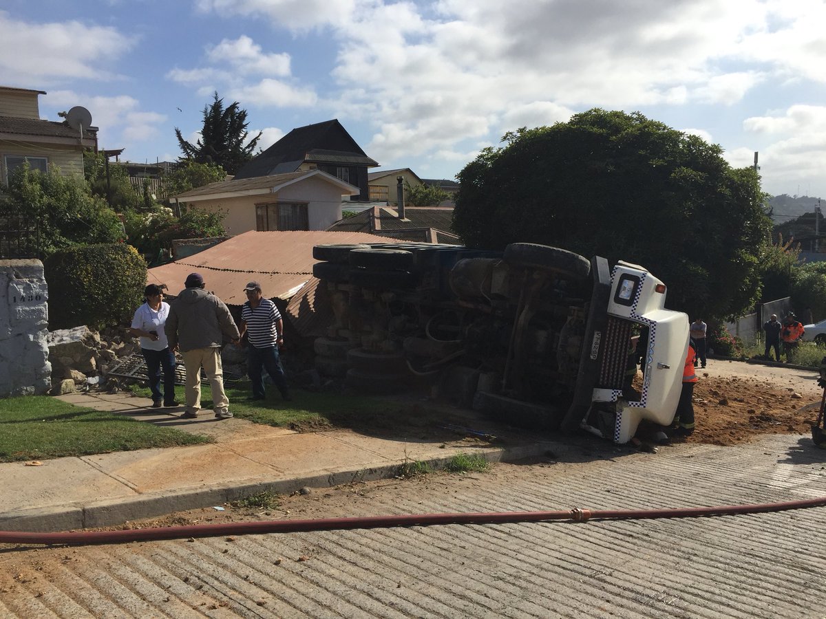 SeisQuinonesor's tweet photo. Clave 5, volcamiento de camión sobre muro de casa habitación, 1 lesionado leve, ABC en el lugar https://t.co/gRjA4bAJGo