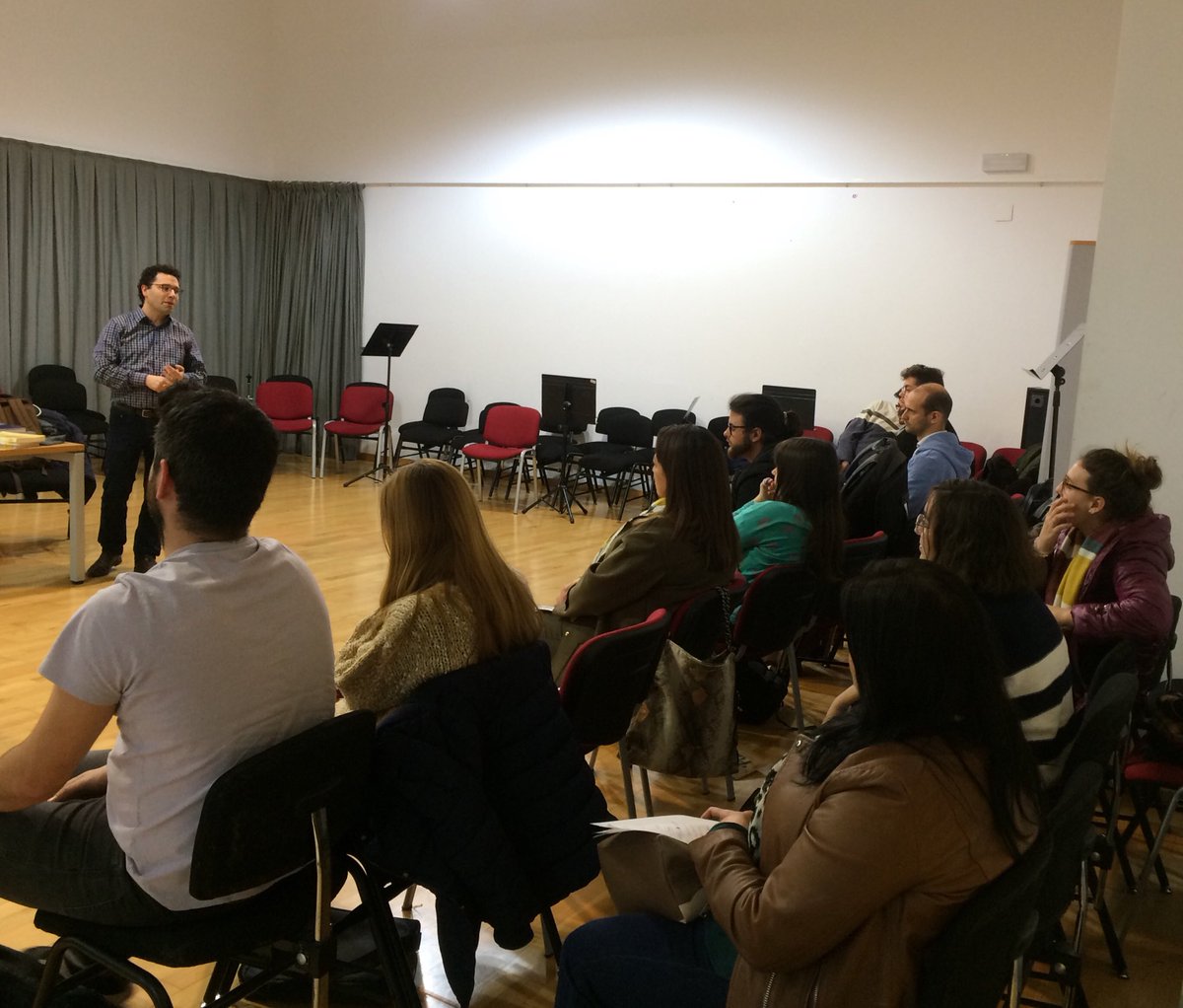 El profesor David Rizo impartiendo una sesión sobre musicología digital en el <a href="/csmvalencia/">CSMValencia</a>