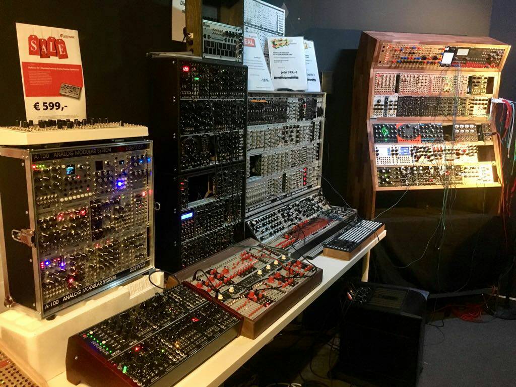 Kommt zu uns und checkt die vielen Modularsynthesizer in unseren Filialen. 

#synth #modularsynth #justmusic