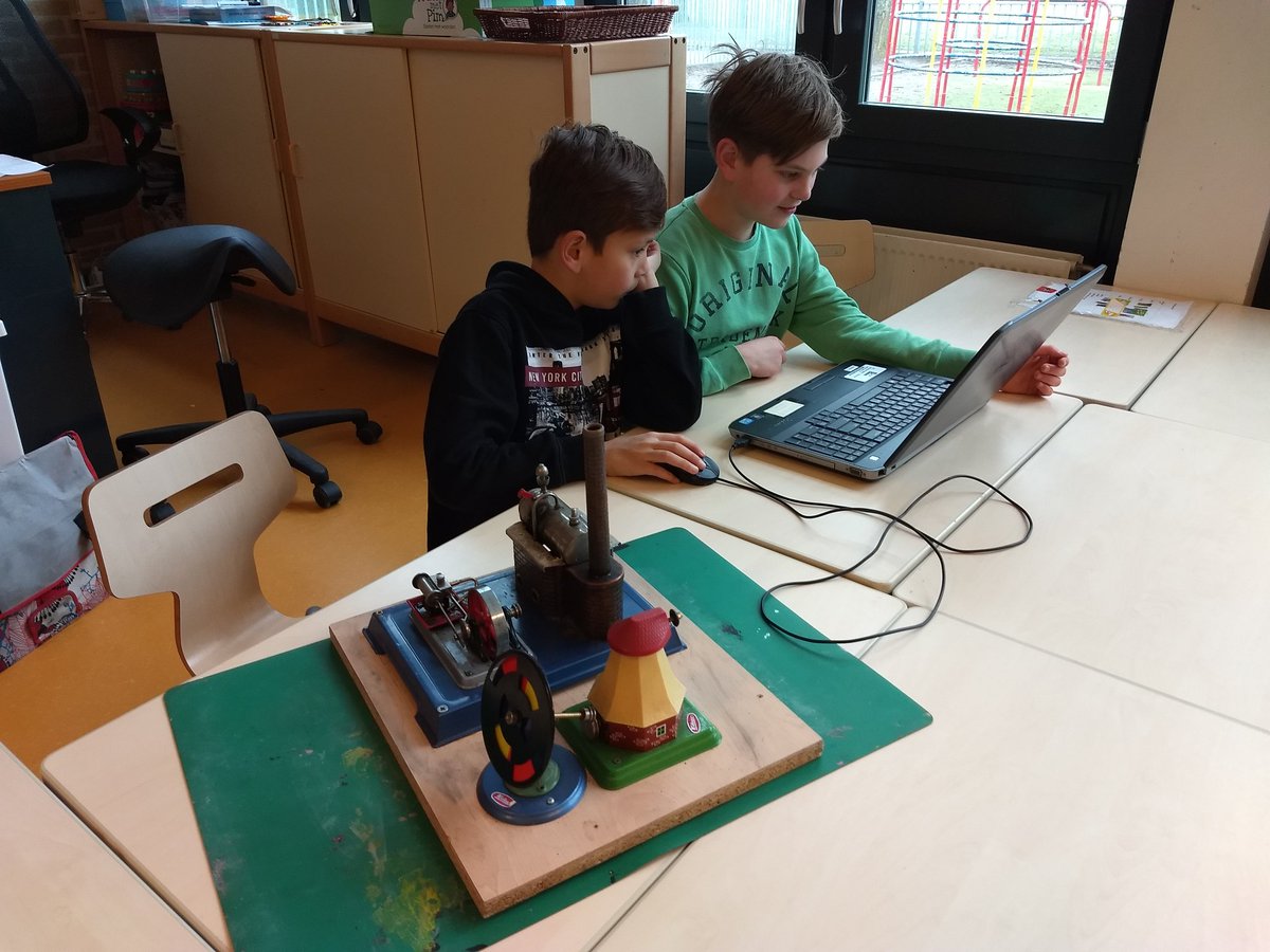 Er wordt tijdens het handvaardigheidcircuit druk geëxperimenteerd met Wetenschap &amp; Techniek, of je nou in groep 3 zit of in groep 8