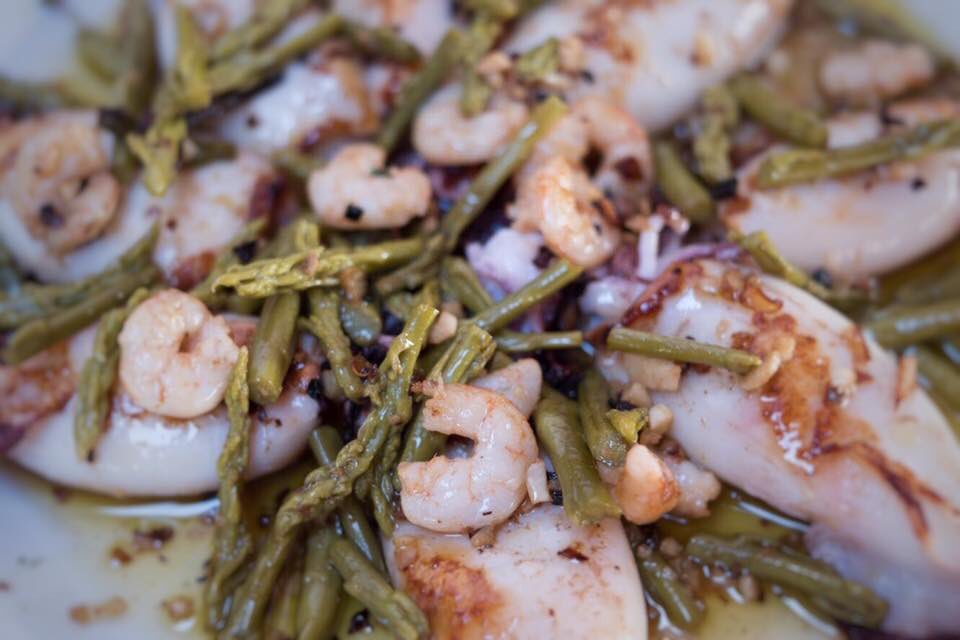 BodegLaPitarra's tweet photo. Tierra y mar en un mismo plato. 

--} Reservas: 954.61.91.88 | 646.966.689

#sevillahoy #tdsgastro https://t.co/Xj5k5MKr7D