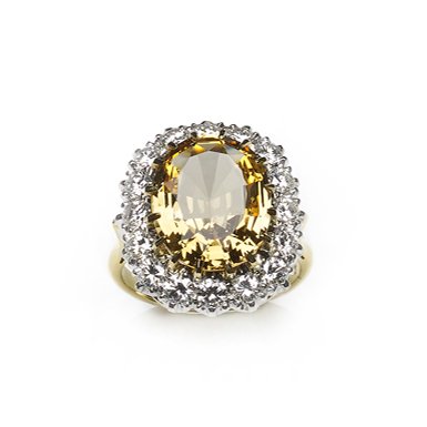 Mellow Yellow! 🧡💛❤️
An #exquisite #topaz and #diamond cluster ring.
The oval cut topaz weighing 6.50ct with 1.40ct of brilliant cut diamonds, set in 18ct yellow gold 😍
This beauty is available instore and online.
richardogden.com/jewellery/item…