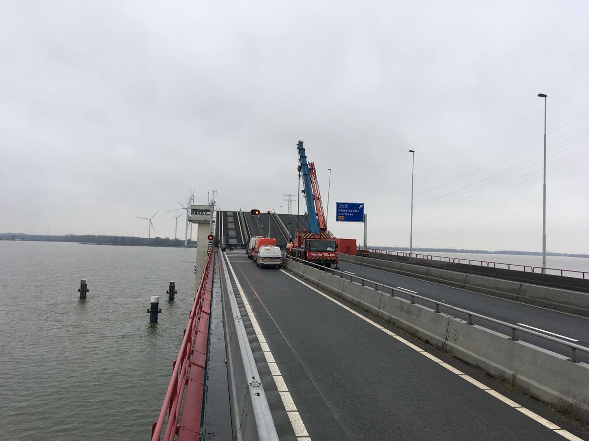 Vorig weekend kregen we vragen over de beschikbaarheid van de parallelbaan van de #Haringvlietbrug. De brug is tijdens werkzaamheden dicht voor álle verkeer, ook de parallelbaan. Ook dit weekend (26 jan. 22.00 t/m 29 jan. 05.00) vinden werkzaamheden plaats:rijkswaterstaat.nl/over-ons/nieuw…