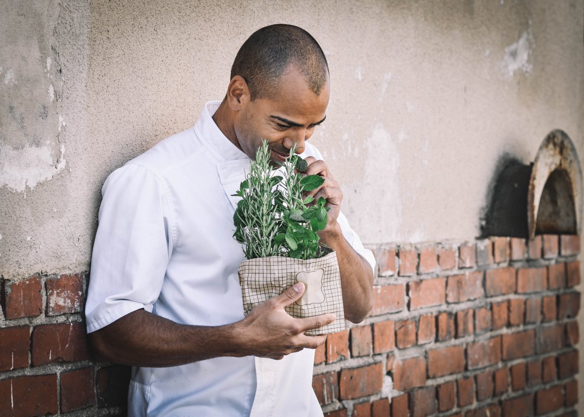 BLamspringe's tweet photo. Planning to have a dinner with your friends at this weekend? Make sure that you have a good Chef! 🍴
#bettinalamspringe  #helsinki #valokuvaus #photography #valokuvaaja #blog #photoshoot #portrait #lifestyle #streetstyle #streetfood #chef #food #Friends #weekend #Friday #dinner https://t.co/5jBAxiViGV