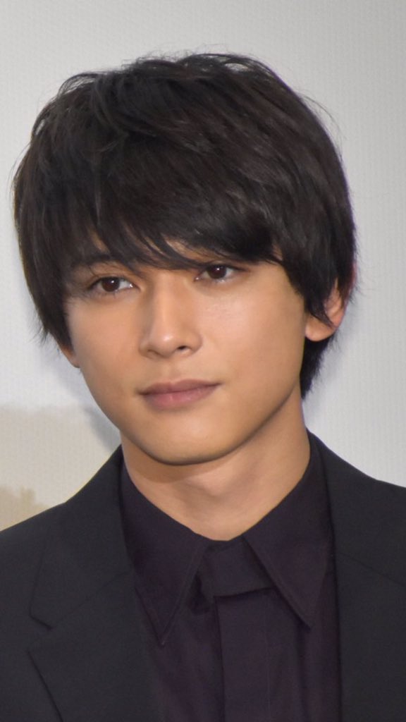 000ponpon000's tweet photo. これが中学時代クラスの女子3分の2に告白をされ卒業式には第2ボタンどころか学ラン全て持っていかれ…だが！高校からは全く人から話しかけてこずモテなかったらしい(絶対美しすぎて話しかけずらいオーラ出ていたんだろうな男も女も美しい人皆真顔怖いし)そんな男の名は！吉沢亮！日本が誇る超絶美男子 https://t.co/aE7EuYvL0d