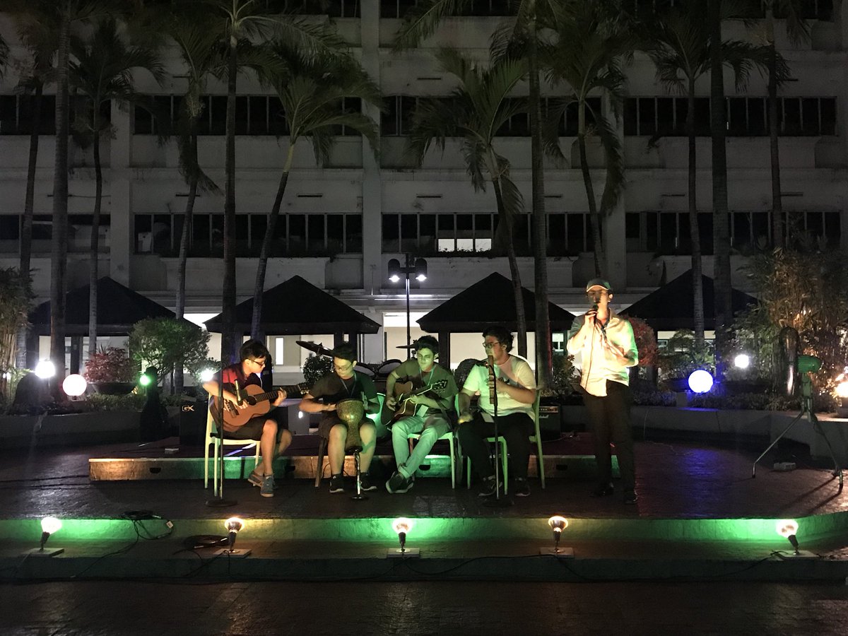 benildecsg's tweet photo. #CSGNOW
BONSAI playing now at Plaza Villarosa!
#LasallianWeek2018 #BEnildeACTIVE https://t.co/Xz99xSaDTR