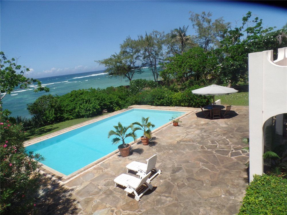 This magnificent 4-bedroom house (all en suite) is located in Vipingo Kuruwitu; a beautiful tropical forested area. It is set on 3 acres directly on the beach off Mombasa-Malindi Road. Amenities include a swimming pool and a gazebo fronted by a fishpond: buff.ly/2Fe93GC