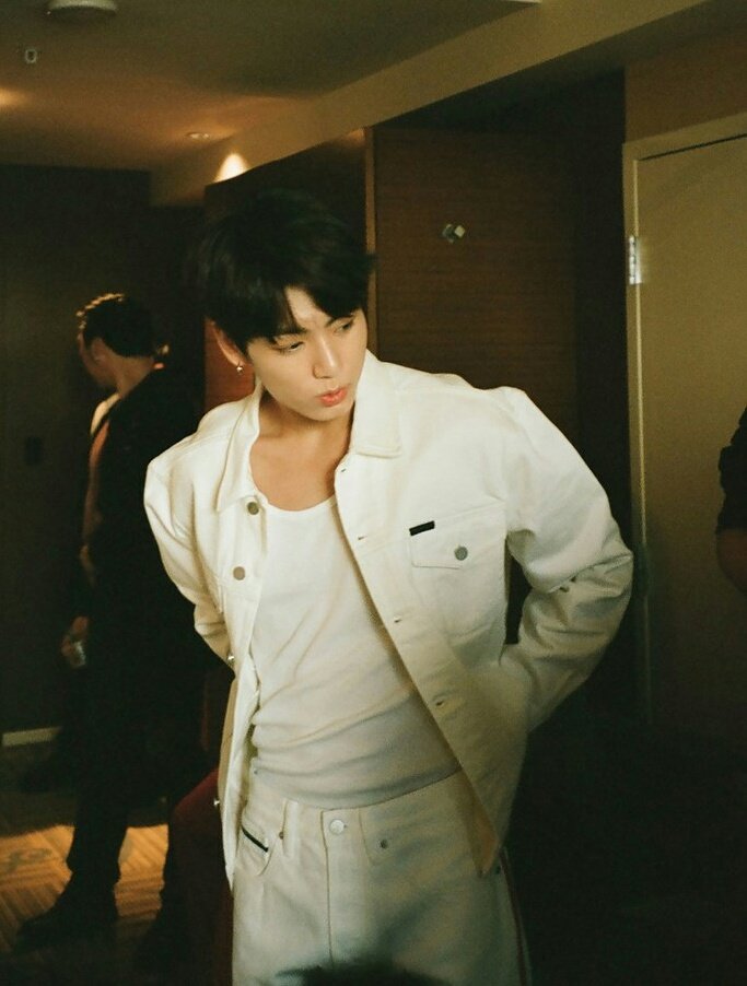 97HouseOfBTS's tweet photo. Woah !!! 
Chill jk 
Chill my heart ! 😍😭😂

@BTS_twt #iHeartAwards #BestFanArmy #BTSARMY https://t.co/Sfu5kxlftQ