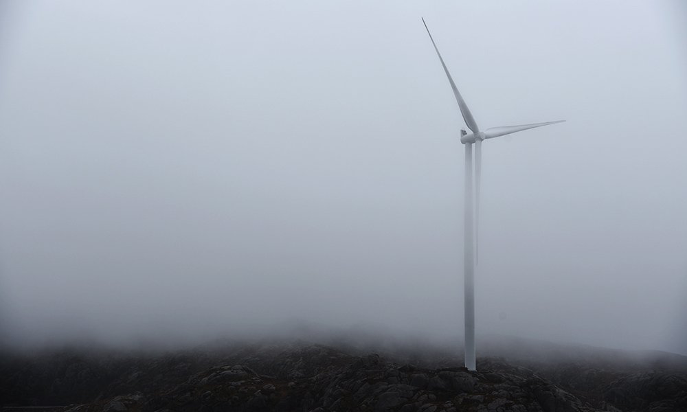 ABBNorge's tweet photo. Tellenes vindpark er blant Norges største og gir strøm til 27 500 hjem. Kraften fra de 50 vindturbinene kobles trygt til høyspentnettet via transformatorstasjoner fra ABB. #vindkraft #tellenes #vindpark #grønnenergi #ABB https://t.co/b3PDCPuZrI