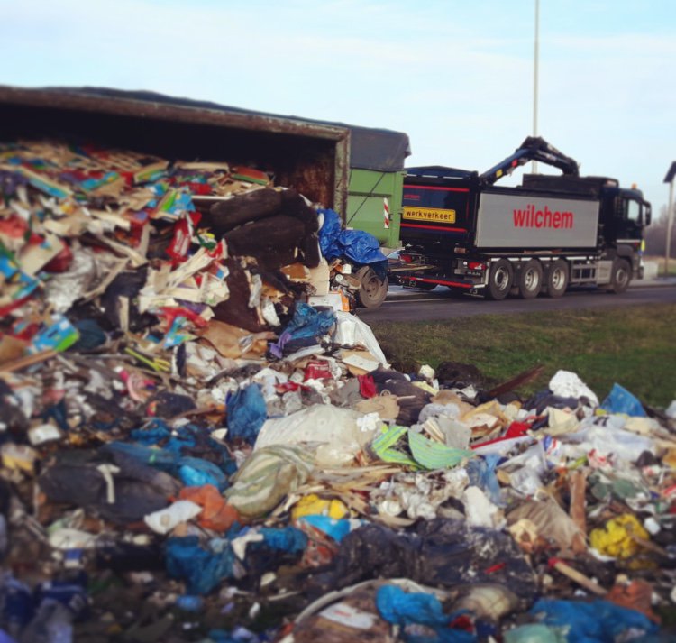 Gekantelde vrachtwagen Botlek #Wilchem#incidentmanagement#wedoseriousbusiness