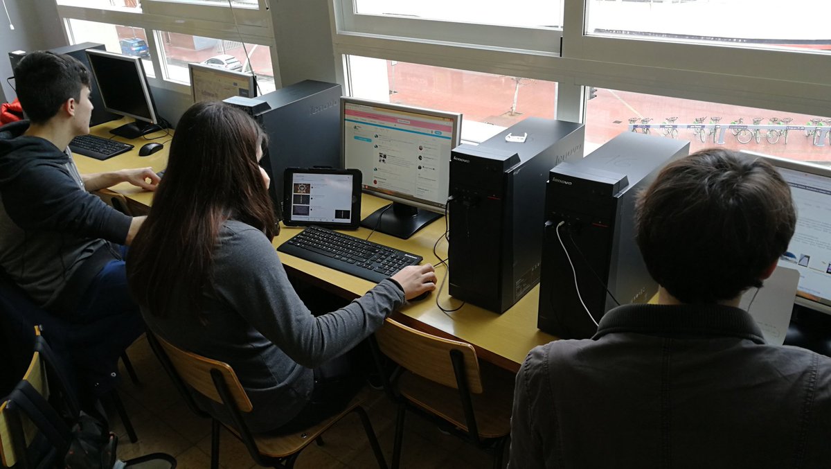 ConsolacionCas's tweet photo. Los alumnos de #TIC I siguen avanzando creando la web, la base de datos de la empresa y algunos han empezado el "unboxing" de sus #robots mbot Ranger de @Makeblock_es. https://t.co/LJUqtxcdLi