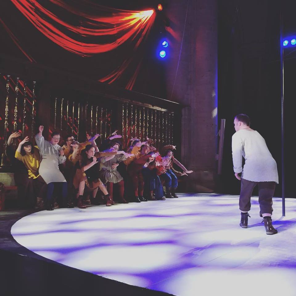 Het oog van Godot! INCLUSIE in hoofdletters!!! Dansers van De Stilte, spelers van <a href="/TheaterTiuri/">Theater Tiuri</a> , Grote Kerk, orgel, saxofoon, koor en een spectaculaire choreografie van Jack Timmermans. Ogen oren en woorden schieten tekort om alles te bevatten! Vanavond in <a href="/Cultuurnacht/">CultuurnachtBreda</a>