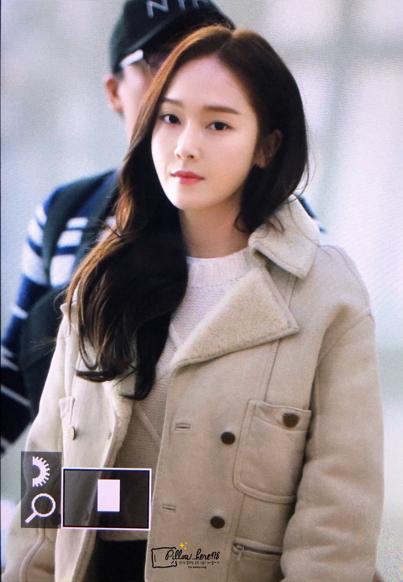 Pillow_Here418's tweet photo. 180126 #Jessica at ICN ✈️ 출국 #제시카  #공항패션 존귀😭 https://t.co/PAgDjfNAMT