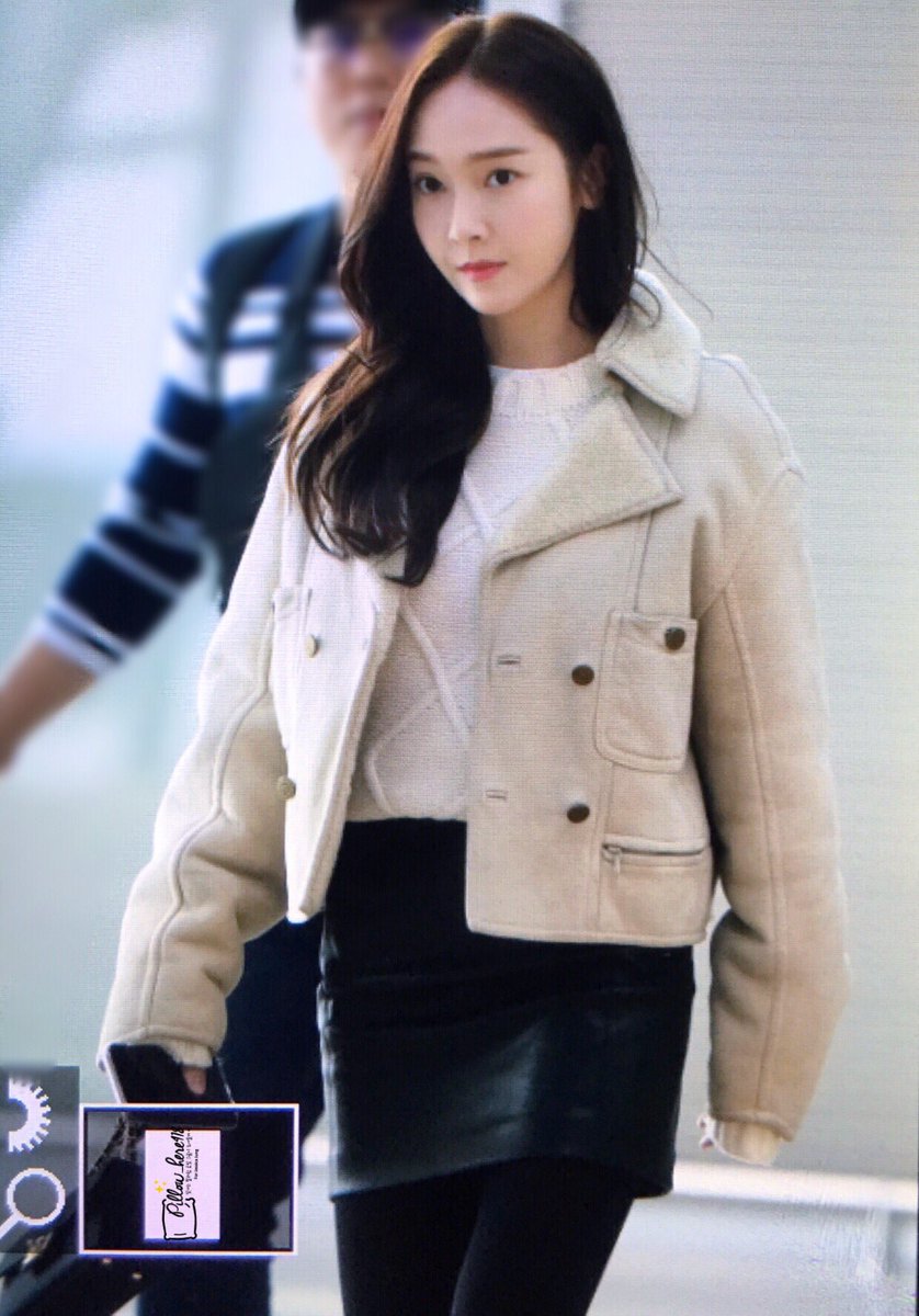 Pillow_Here418's tweet photo. 180126 #Jessica at ICN ✈️ 출국 #제시카  #공항패션 존귀😭 https://t.co/PAgDjfNAMT