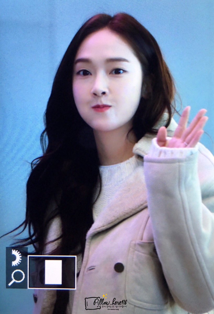 Pillow_Here418's tweet photo. 180126 #Jessica at ICN ✈️ 출국 #제시카  #공항패션 존귀😭 https://t.co/PAgDjfNAMT
