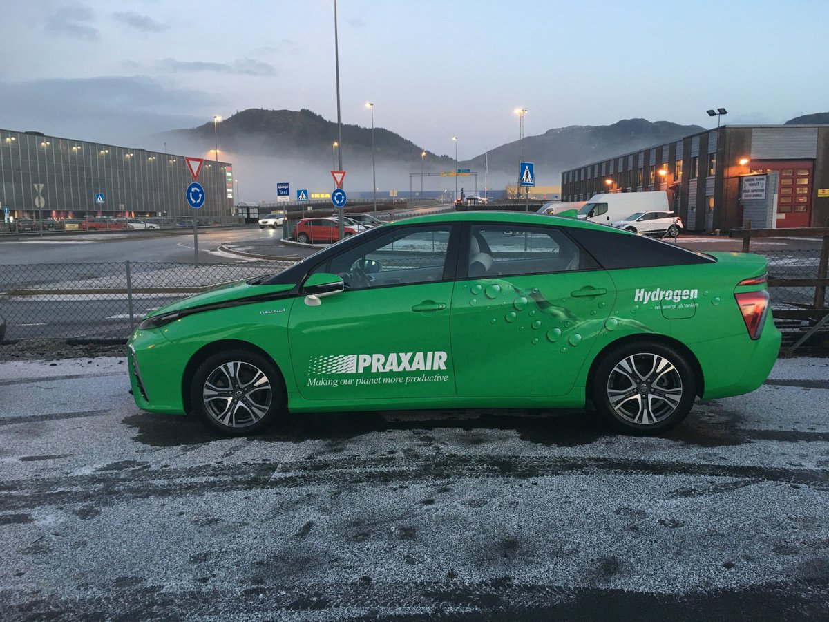 DrivkraftNorge's tweet photo. Vår generalsekretær @IngerLiseMN er på plass i Bergen for å overvære åpningen av @UnoX_Hydrogen sin hydrogenstasjon! 😃 Et flott eksempel på overgangen til #energistasjoner. https://t.co/DxVw0IEGXP