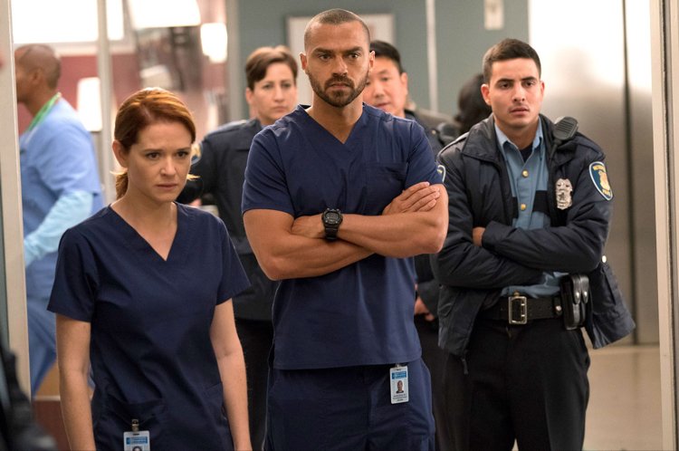 April works to save Jo’s abusive estranged husband after his hit-and-run, a 12-year-old boy who was shot by police, and herself—our #GreysAnatomy recap: share.ew.com/GraeHZq