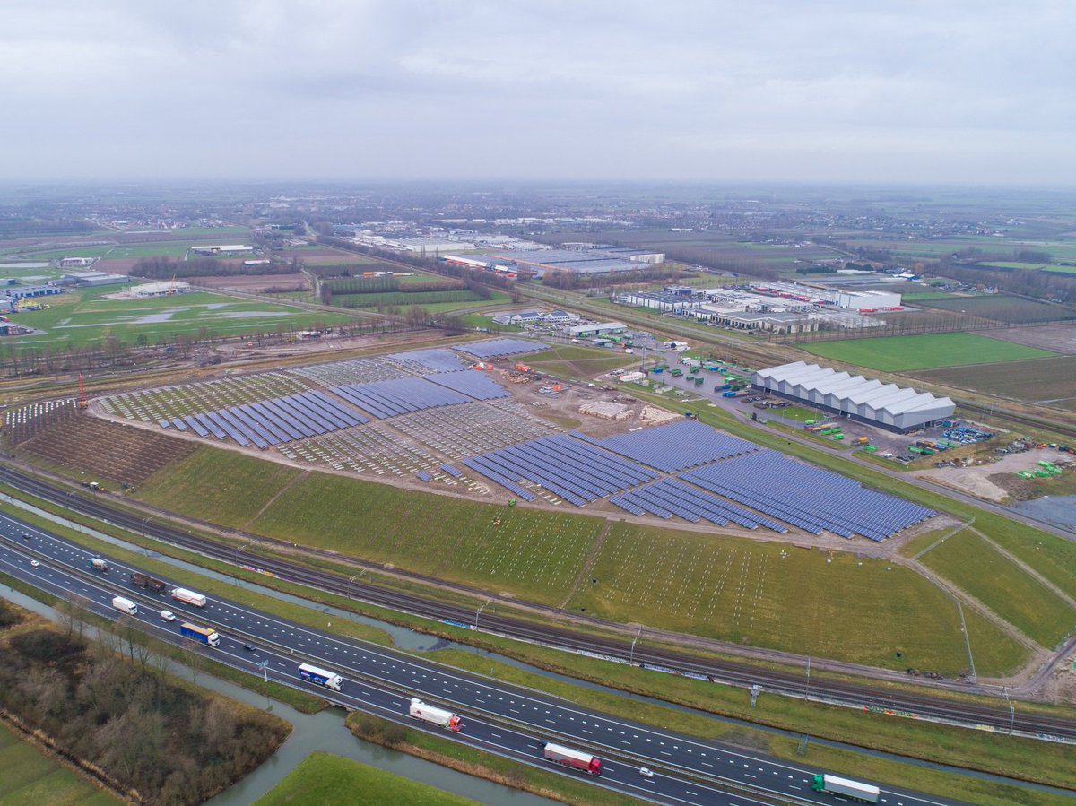 AvriSchoon's tweet image. Er wordt hard gewerkt op de oude afvalstortplaats in #Geldermalsen. Het zonnepark met ruim 34.000 #zonnepanelen begint steeds meer vorm te krijgen!