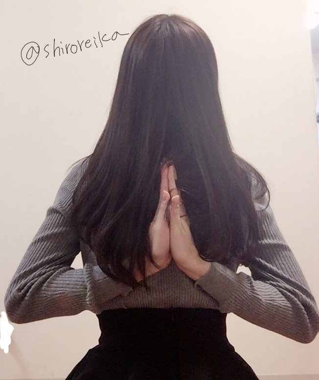 shiroreika's tweet photo. これ出来ますか？後ろで合掌。これ後ろ姿です。
上半身が痩せにくい人は背中や肩の関節が硬くて、これ出来ない気がする。肩甲骨の間に褐色脂肪があるので、これを活性化する為&amp;リンパの流れを良くする為に、ここの可動域は上げとかないとダメ。
ほっそりした二の腕を手に入れる基本です。 https://t.co/IYjQVqZsev