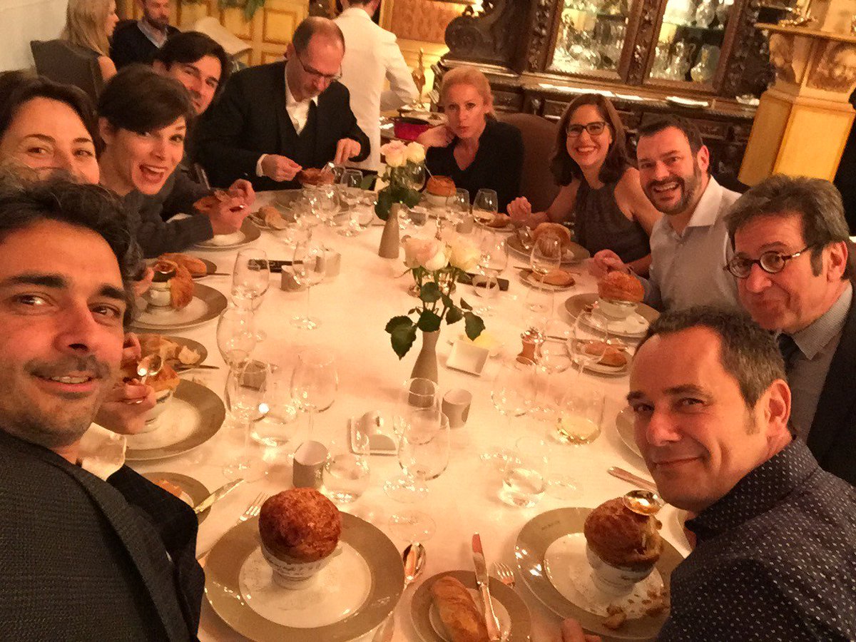 ChampagneLomb's tweet photo. Aujourd'hui Lyon et la gastronomie dans le monde sont en peine.
1975: Paul Bocuse est décoré de la légion d'honneur par Valéry Giscard d'Estaing. À cette occasion, il crée la soupe VGE. C'est avec une grande émotion que nous avons une fois de plus partagé ce met. Merci M. Paul!! https://t.co/hqfOcPiCAn