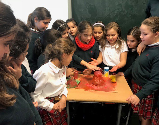 MontespinoEdu's tweet photo. In year 5 Primary we experimented like real scientists!: a chemical reaction creates bubbles of CO2 gas that flow over a ‘volcano” like real lava! #science #experiment #LearnPlaying #LearnEnglish https://t.co/dgIfJ77V26