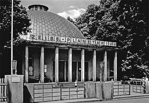 Yeah, the #ZEISS planetarium in Jena with new record of 142,000 visitors - confirming it is Jena's most attractive place to go.
You spend some time in Jena? Go and watch.

planetarium-jena.de
@PlanetariumJena