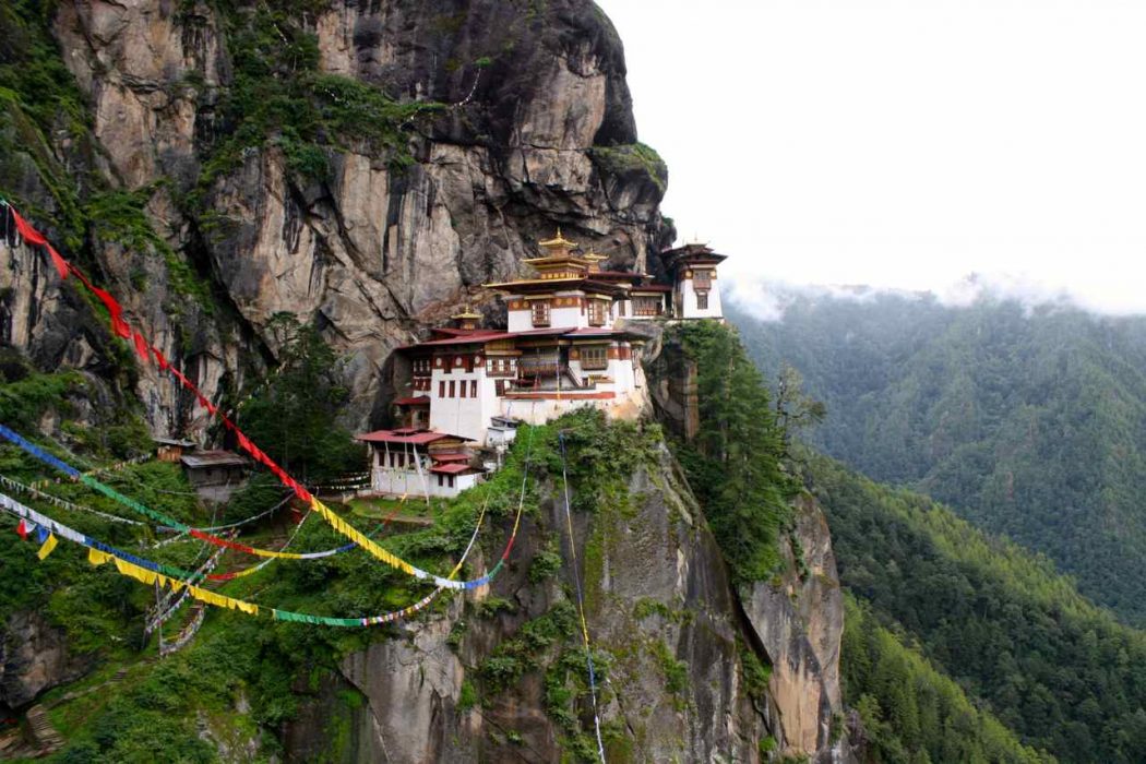 hombrequeviaja's tweet photo. No verás un lugar con una ubicación igual en todo el mundo: El #Nidodeltrigre o #Tigernest en #Bhutan ➡️https://t.co/MCBQ88O7tQ ¿Te atreverías a subir allí arriba? 😉😉😉 https://t.co/LiIU6G165G