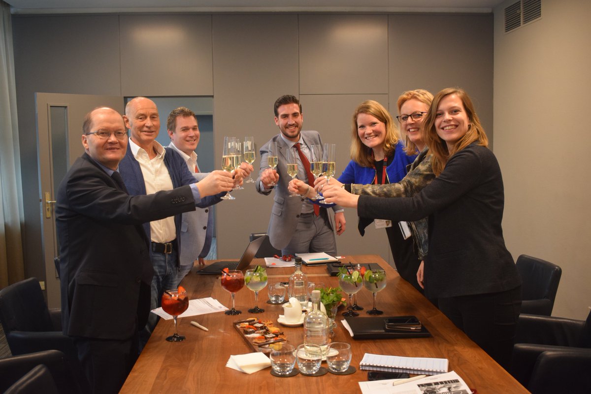 De ondertekening met Stichting Haagse Scholen voor een mooi evenement in 2018! #worldforum #thehague #eventprofs #events