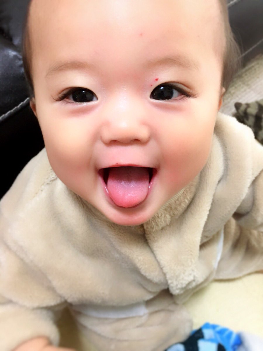 yukapi_xx's tweet photo. 久しぶりの投稿ヽ(｡･ω･｡)ﾉ
最近のひろくん♡
ますますまことに似てきました(￣∀￣)笑
いつの間にか座れるようになって
離乳食もめちゃくちゃ食べて
歯も生えてきて
おいでって言ったら手出すようになって...
そうやってすぐ大きくなる...
寂しい嬉しい寂しい....(T ^ T) https://t.co/Y5hOwxUDBP
