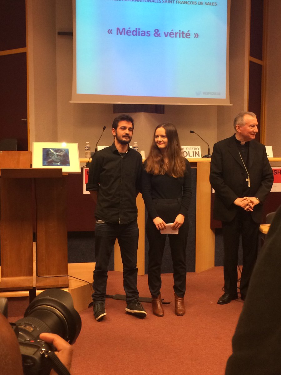 FedeMediasCatho's tweet photo. Mention spéciale du jury du prix Père Jacques Hamel à @michaelbunel et @RGannevalGanter pour "Croire dans le 93" à Lourdes pendant les Journées Saint-François de Sales #JSFS2018 #Lourdes #JacquesHamel https://t.co/hVRdMLWwgd