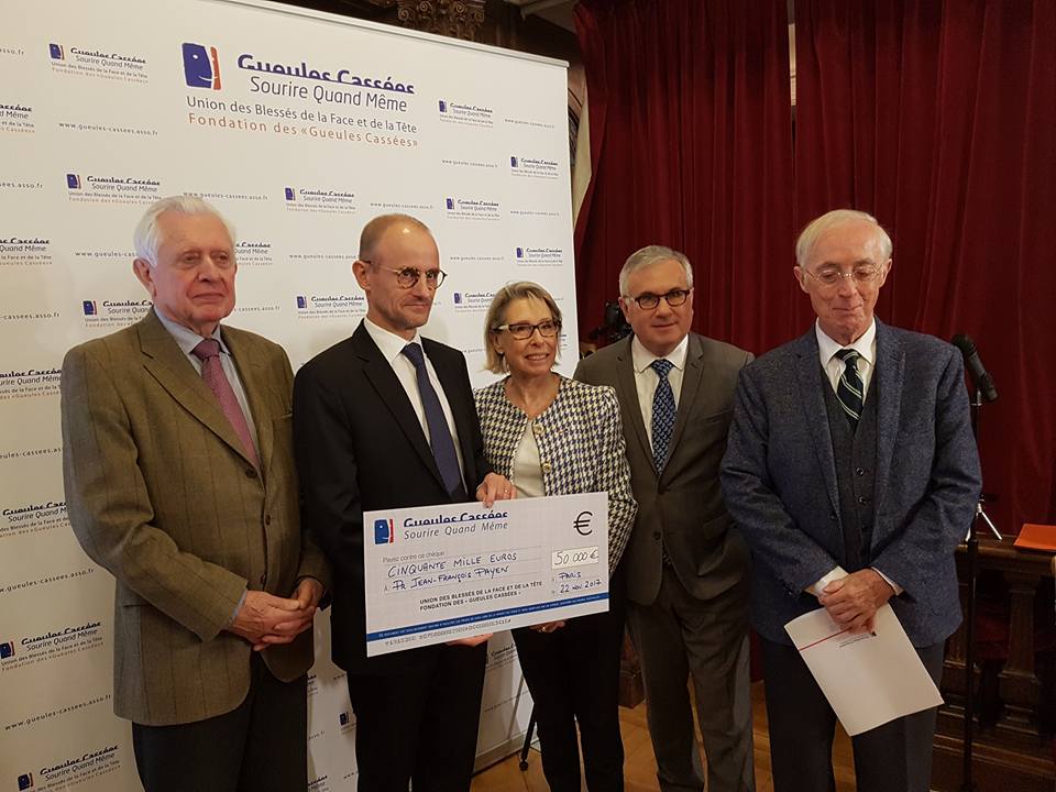 LesGCasseesUBFT's tweet photo. #Retrospective2017 🇫🇷👍
Episode 10 : 
22 novembre :  La #Fondation des Gueules Cassées remet un chèque de 
50 000 euros à l’équipe du Pr Payen pour ses travaux sur les traumas crâniens @CHU_Grenoble #FaireProgresserLaScience #AiderLaRecherche 🏥👨‍⚕️https://t.co/9sChckoJWp https://t.co/53onfsTpgI