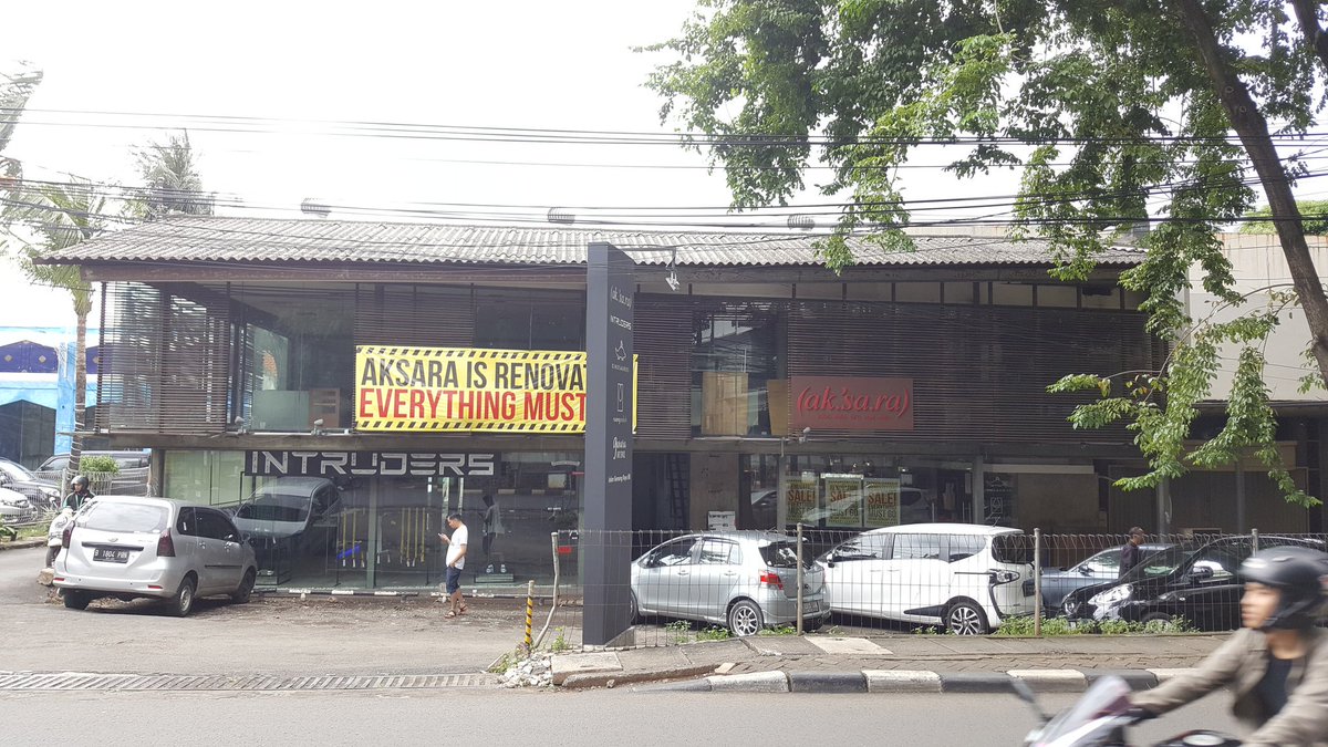 mark_op's tweet photo. The famous @AksaraStore Kemang is closing down, as in there will be no more bookstore in the future at this premise. So they put all the stuff on sale. #LifeInJakarta https://t.co/ULzzsD408V