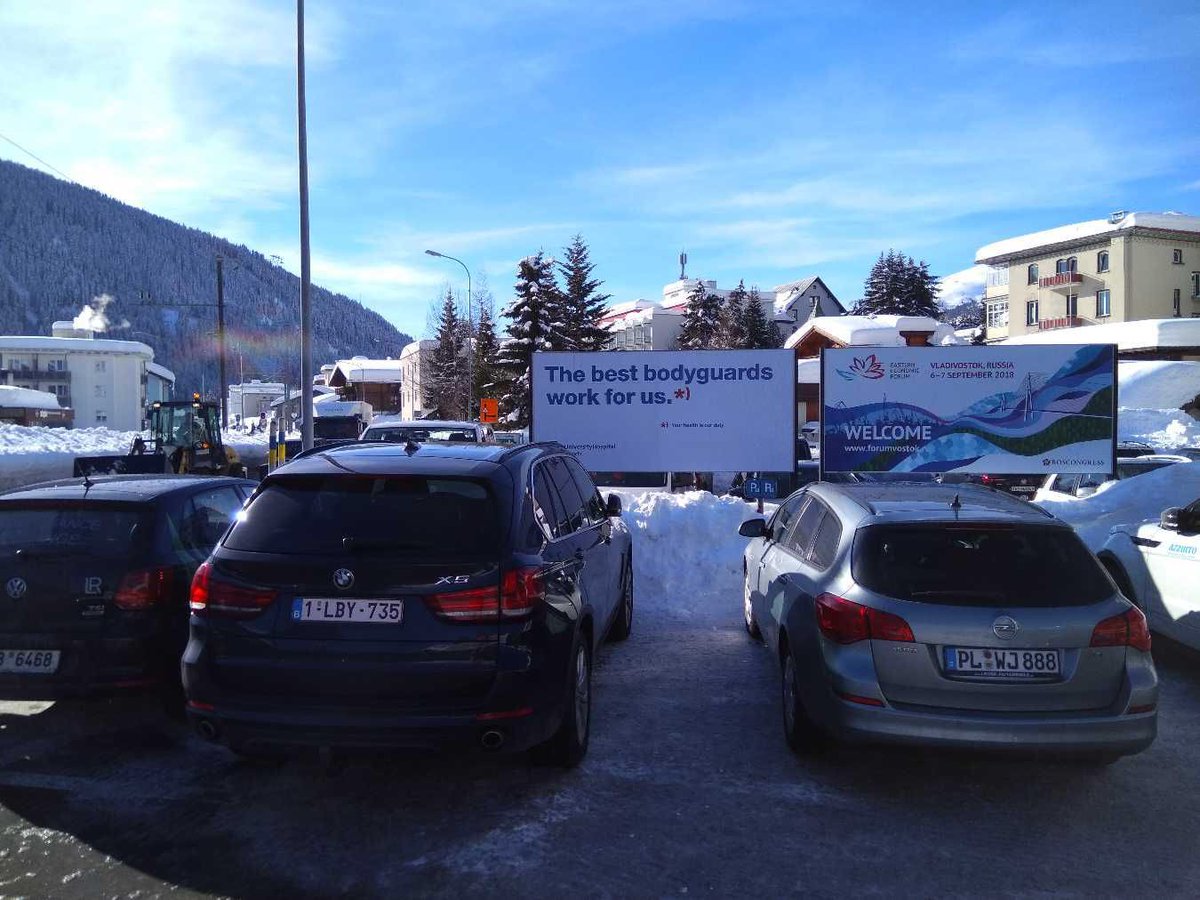 Unispital_USZ's tweet photo. Die ganze Welt blickt heute auf das #WEF #WEF18 in #Davos #wefdavos2018 #worldeconomicforum2018 und @realDonaldTrump Und wohin blicken die WEF-Teilnehmenden? Auf die WEF-Plakatkampagne des #unispitalzürich #usz! https://t.co/qflkRoTQ6F