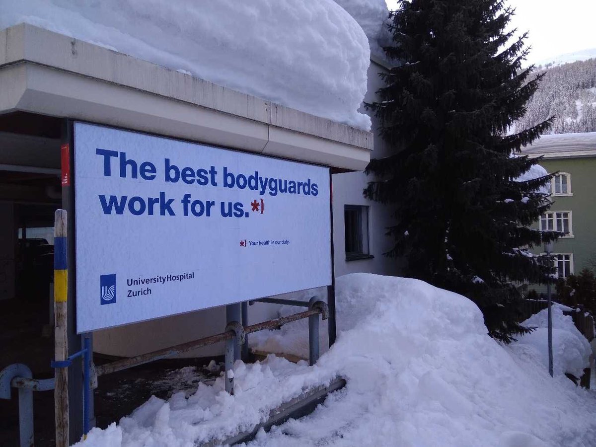 Unispital_USZ's tweet photo. Die ganze Welt blickt heute auf das #WEF #WEF18 in #Davos #wefdavos2018 #worldeconomicforum2018 und @realDonaldTrump Und wohin blicken die WEF-Teilnehmenden? Auf die WEF-Plakatkampagne des #unispitalzürich #usz! https://t.co/qflkRoTQ6F