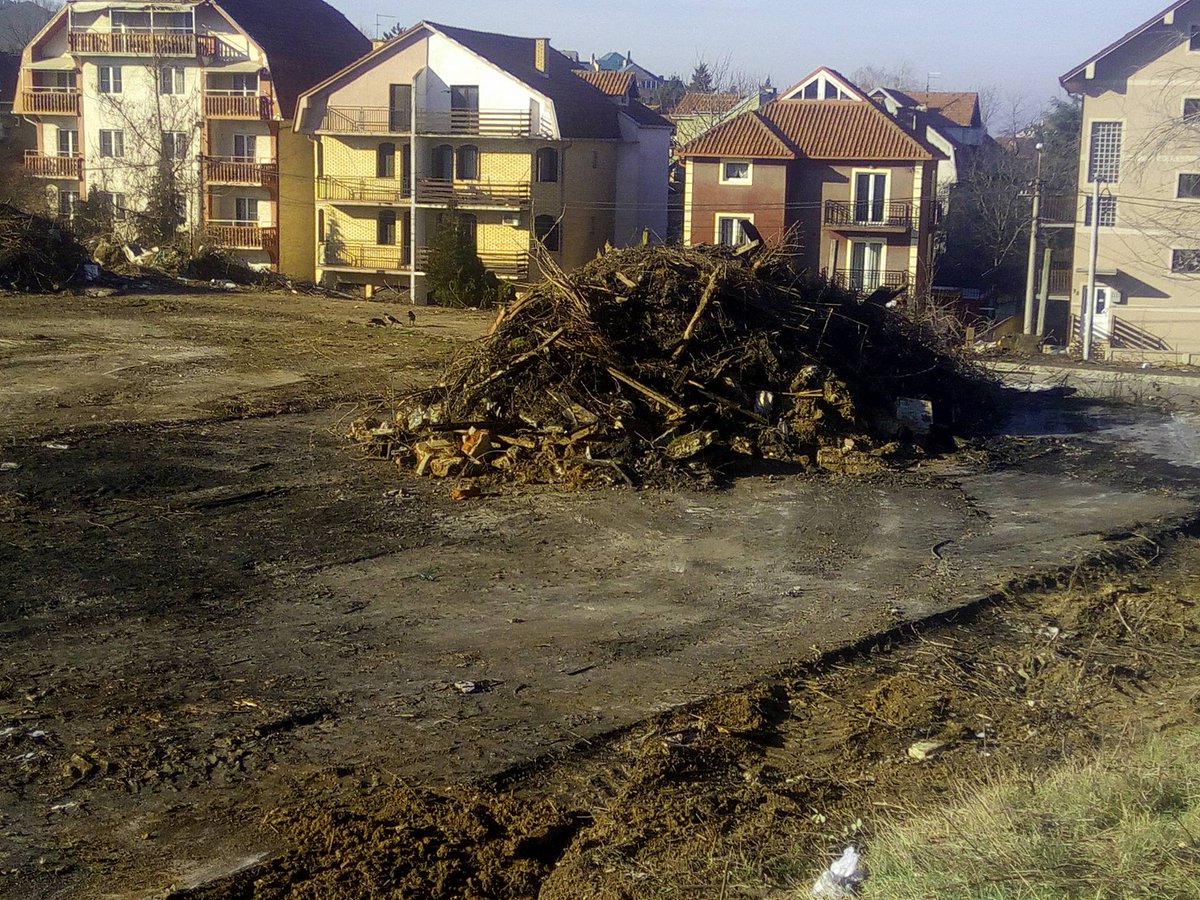 Beograd202's tweet photo. Počeli su radovi na uklanjanju smeća i uređenju oko tri hektara zapuštene zelene površine između ulica Arčibalda Rajsa i Miloja Zakića u naselju #FilmskiGrad. Kompletno uređenje zelene površine trebalo bi da bude gotovo do kraja sledeće nedelje.
Radio/foto: Vanja Savić
#Čukarica https://t.co/RozdxcuOTd