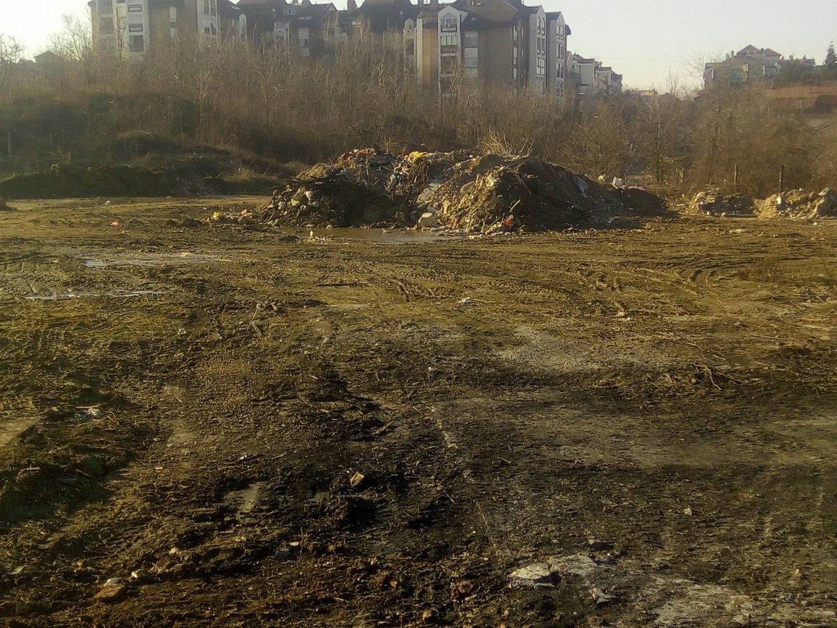 Beograd202's tweet photo. Počeli su radovi na uklanjanju smeća i uređenju oko tri hektara zapuštene zelene površine između ulica Arčibalda Rajsa i Miloja Zakića u naselju #FilmskiGrad. Kompletno uređenje zelene površine trebalo bi da bude gotovo do kraja sledeće nedelje.
Radio/foto: Vanja Savić
#Čukarica https://t.co/RozdxcuOTd