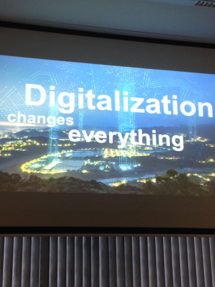 PVanEekenrode's tweet photo. Industrialisering 4.0! @Siemens reikt de hand aan @GO_onderwijs met boeiende uiteenzettingen over digitalisering! GO TA Halle draagt steentje bij met voorstelling GenZ-project! #sgr9 #visie #inspiratie #technoplus https://t.co/mPZZBOmG8Q