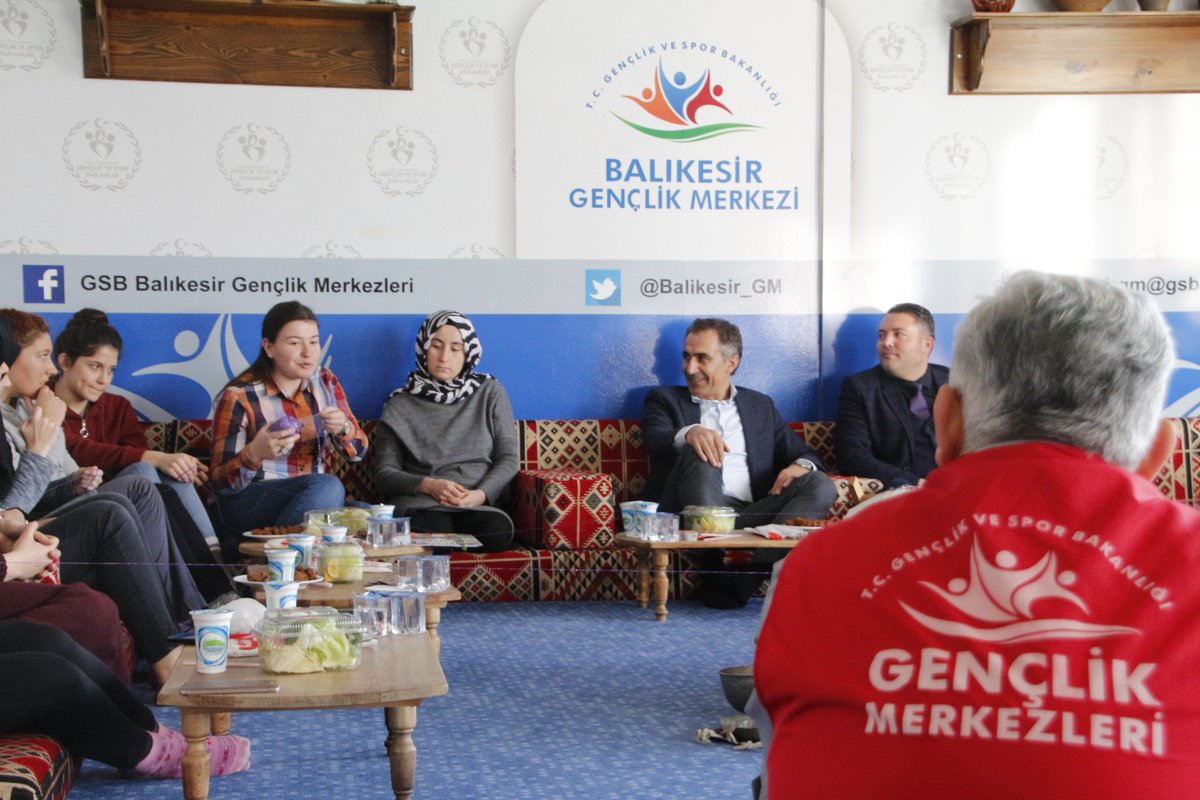 GSB_BalikesirGM's tweet photo. #GSBGMAkademi Kişisel Gelişim Atölyesi Liderlik çalışmamızın son oturumu Has Odamızda İl Müdürümüz Sayın Lokman ARICIOĞLU'nun katılımı ile gerçekleştirildi.16 saatlik çalışmanın kritiğinin yapıldığı oturumda ip oyunu ile beraber gençler düşüncelerini aktardı.
#GSBGM https://t.co/OGZUKX8QXu
