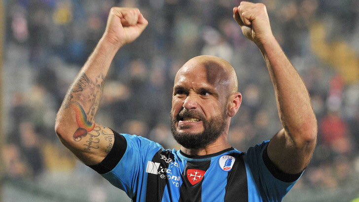 centopisa's tweet photo. #ERAOGGI: 26 Gennaio 1981
Compie 37 anni Andrea #LISUZZO soprannominato il "Sindaco". Autentico #LEADER, indossa la casacca del @PisaSC dal 2014, onorandola fino ad oggi per ben 95 volte condite da 3 reti! Il Vero #CAPITANO, sopratutto nei momenti di enorme difficoltà. AUGURI! https://t.co/DDslFrbKCN