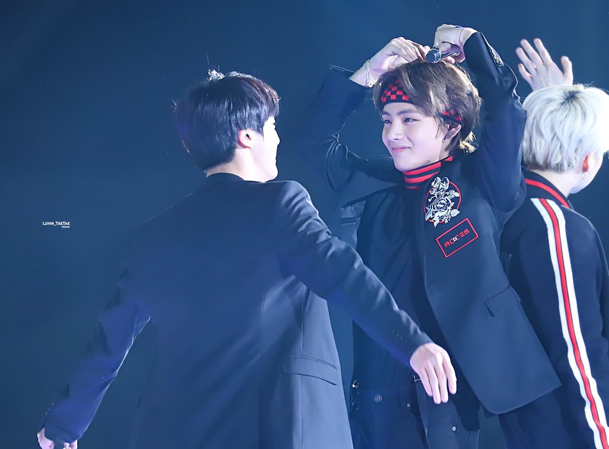 97HouseOfBTS's tweet photo. THE MOST CUTEST SEQUENCE EVER ! ❤❤❤
BTS TAKES CARE OF EACH OTHER
A TRUE FAMILY 
@BTS_twt #iHeartAwards #BestFanArmy #BTSARMY https://t.co/RcTuKbu6sO