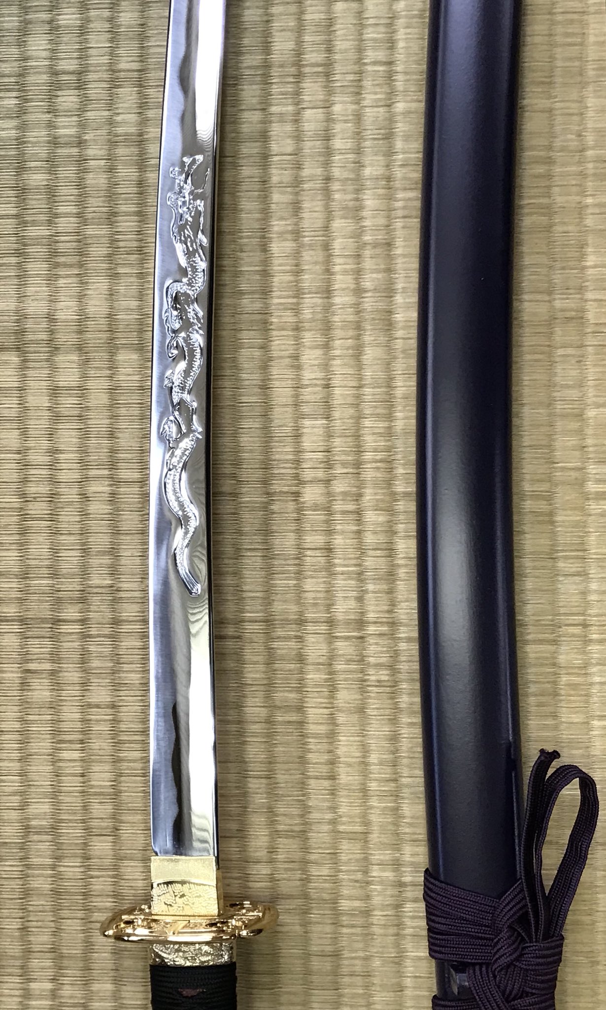 すずや 石切丸 大倶利伽羅の模造刀が すずやに新しく仲間入りですーーー 慌ただしく展示を変えていますが ただ今 歌仙さんと並んでいますーーー 伽羅ちゃん T Co Pqbomdehnk Twitter