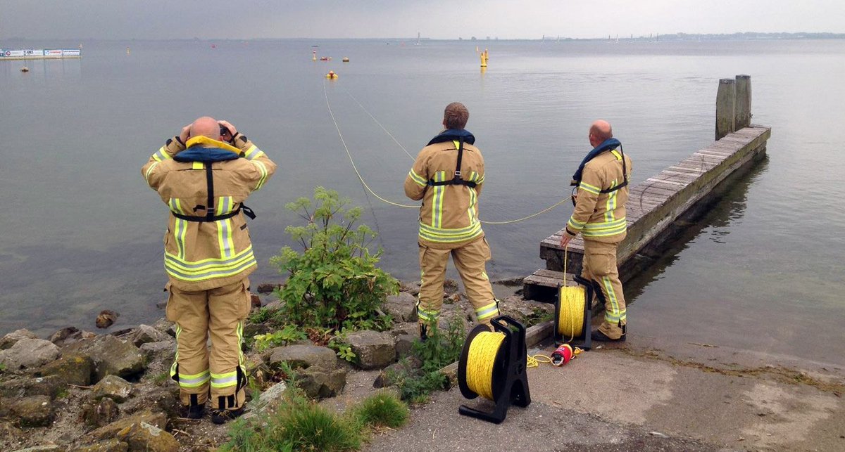 Brandweer_NL's tweet photo. De Handreiking Grijp- en oppervlakteredding bij waterongevallen adviseert hoe je grijp- en oppervlaktereddingen veilig en adequaat kunt uitvoeren. https://t.co/sOtQKQcctl https://t.co/TDWdD15Dyn