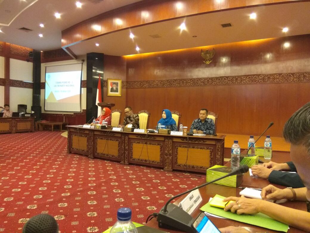 m_mirah's tweet photo. Rapat Pleno Lembaga Kerja Sama Tripartit Nasional ( LKS TripNas) Di awal Tahun 2018, bersama Pak Menteri Tenaga Kerja Ri @hanifdhakiri dan Bu Dirjend @haiyani_r @Aspek_Indonesia https://t.co/ph07Jwenho