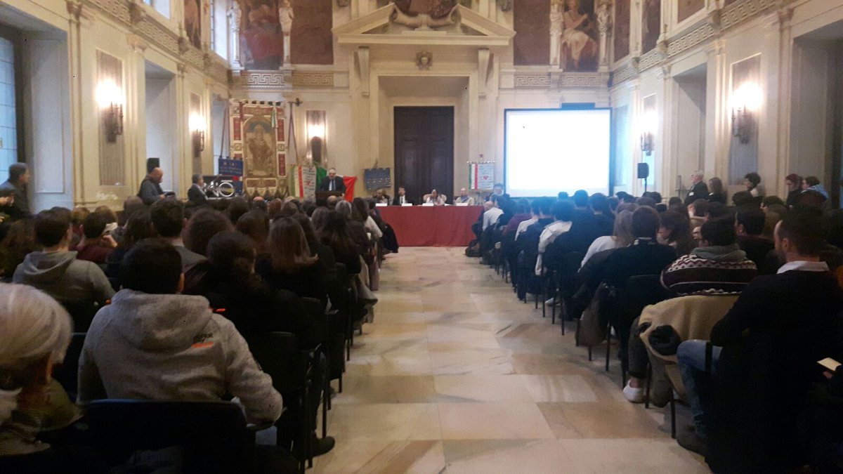 Saravalmaggi's tweet photo. #GiornodellaMemoria2018 @ComuneMI con studenti scuole #Milano. 
Ai ragazzi ho voluto dire: ricordate le parole dei testimoni e raccontatele al mondo perché quella memoria riviva in voi e sopravviva ai testimoni. @ANED_Milano @Anpinazionale @ConsLomb @MosaicoCEM https://t.co/GoQaylMt38