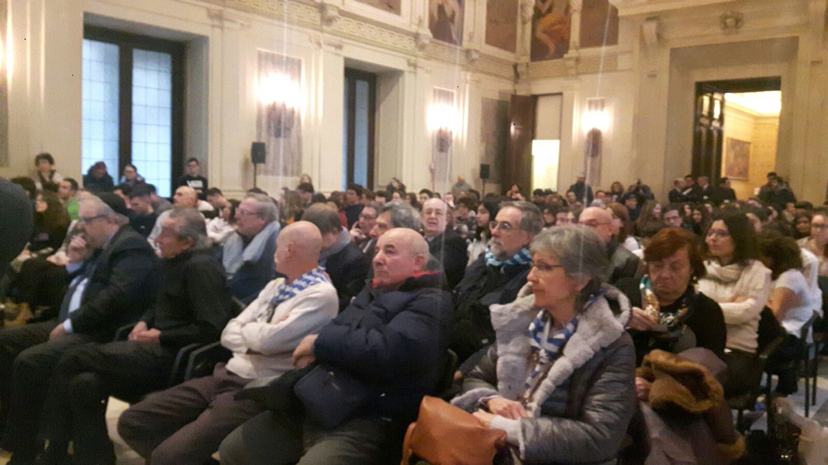 #GiornodellaMemoria2018 <a href="/ComuneMI/">Comune di Milano</a> con studenti scuole #Milano. 
Ai ragazzi ho voluto dire: ricordate le parole dei testimoni e raccontatele al mondo perché quella memoria riviva in voi e sopravviva ai testimoni. <a href="/ANED_Milano/">ANED</a> <a href="/Anpinazionale/">A.N.P.I. Nazionale</a> <a href="/ConsLomb/">CR Lombardia</a> <a href="/MosaicoCEM/">Bet Magazine Mosaico - Comunità ebraica di Milano</a>