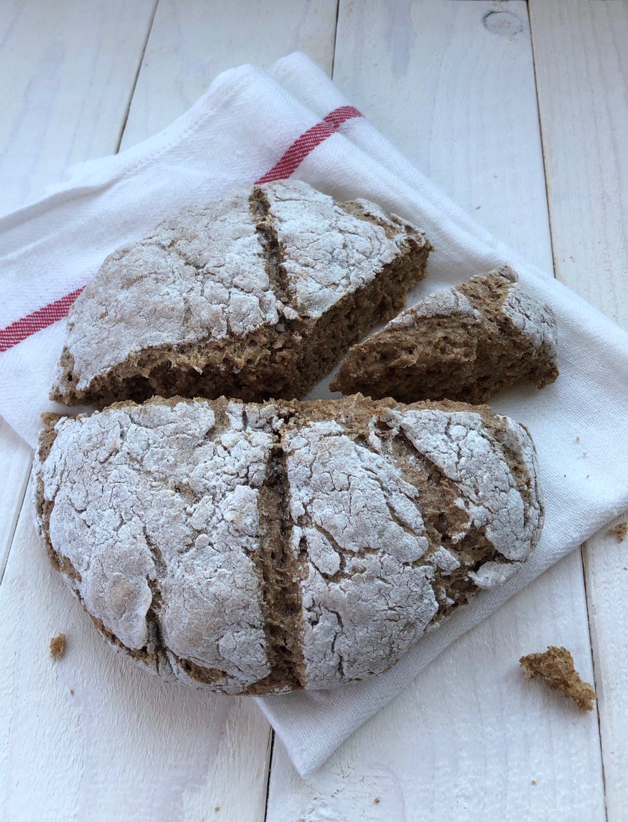 Bak van het weekend dit supersnelle brood: 4 ingrediënten, geen gist, rijzen en kneden hoeft niet en slechts half uurtje in de oven. Top toch? dekeukenvancolette.nl/brood/sodabroo… …