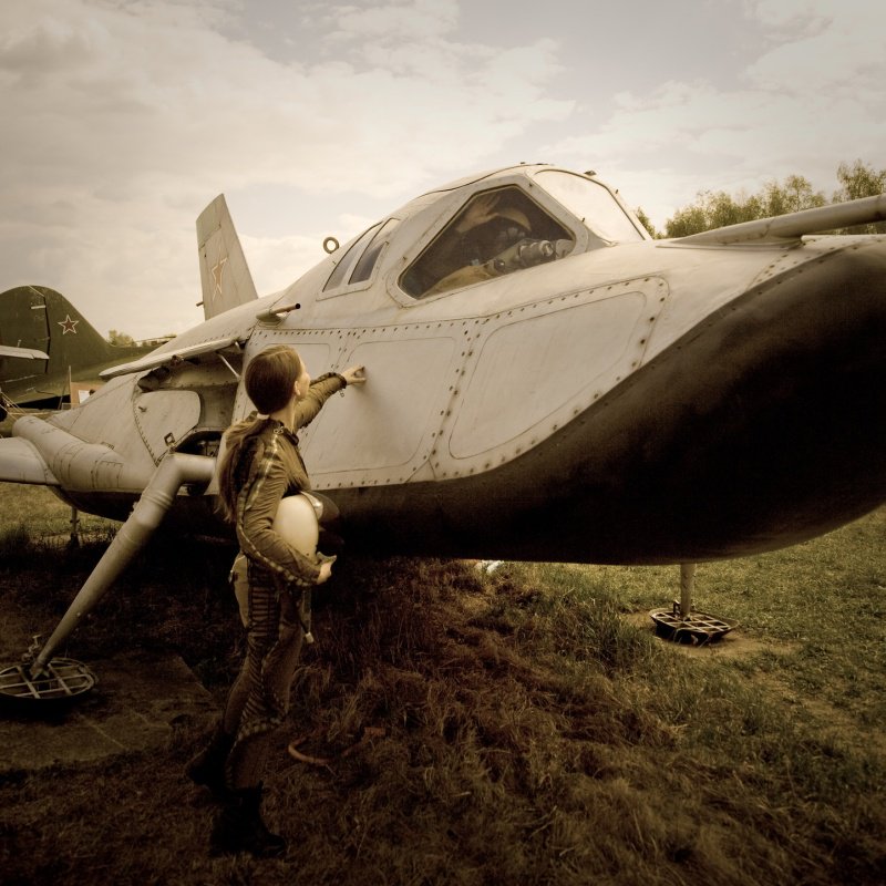 "In 1965 the Soviet Union started a top secret project known as ‘Spiral’: an aerial reconnaissance, space rescue, satellite maintenance, and as a space interceptor to sabotage enemy satellites...to be launched from the back of a Mach 6 mothership" hushkit.net/2017/11/27/my-…